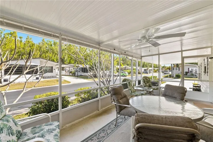 Sunroom / solarium with ceiling fan