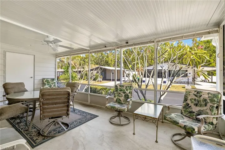 Sunroom / solarium with ceiling fan