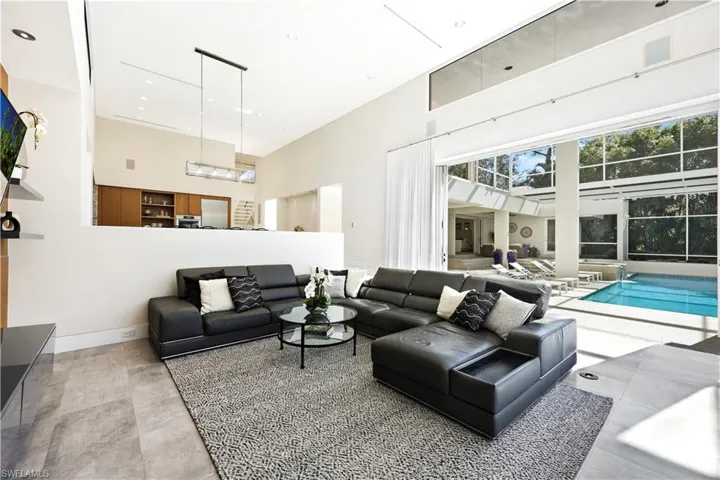 Living room with a high ceiling