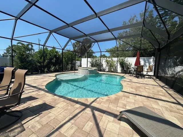 Private Back Yard Oasis, Oversized Pool with Large Spillover SPA- Commercial Electric Heater