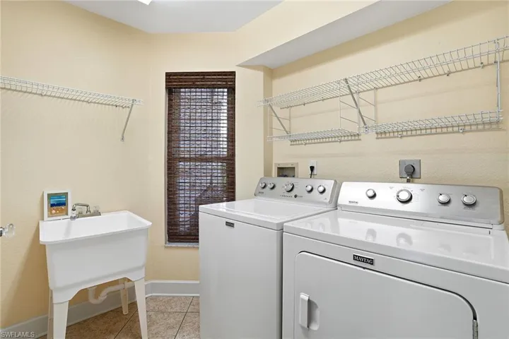 3688  Kent  DR, Naples, FL 34112