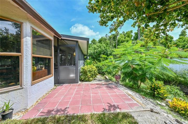 945 Charlemagne BLVD, NAPLES FL 34112