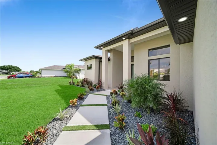Property entrance featuring a yard