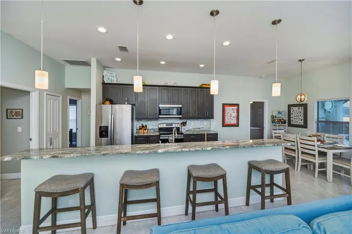 kitchen island and kithen