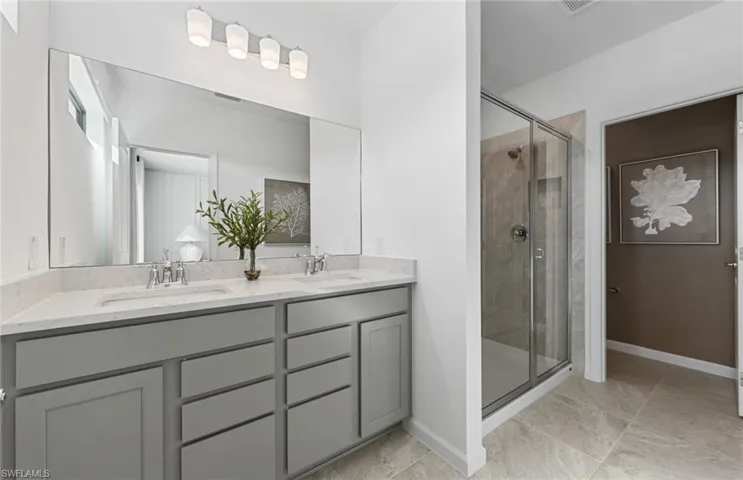 Interior photos are of a staged model home. Illustration purposes only. Options may vary.