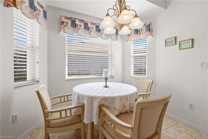 Dining Table include 2 leafs for a larger table.