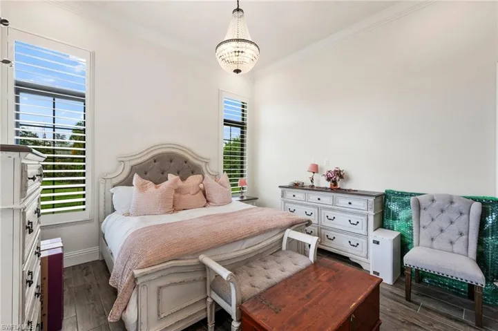 1st flr guest bedroom