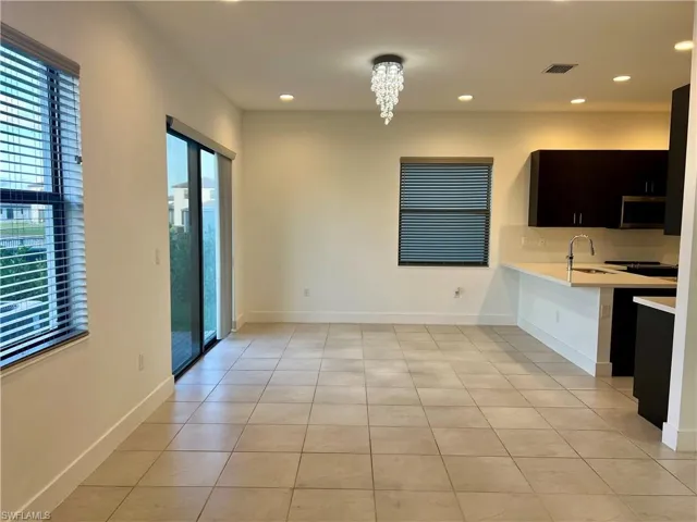 Dining area & kitchen