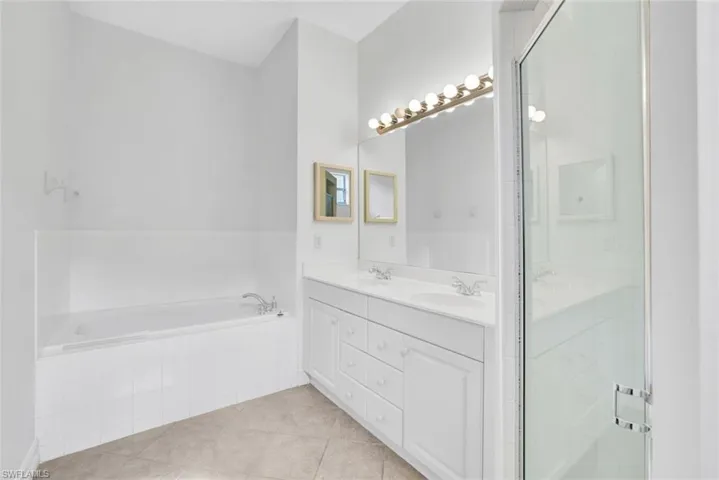 Master with separate bath tub