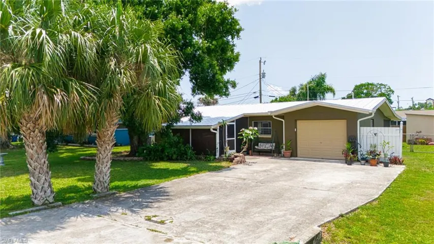 View of front facade with a front yard
