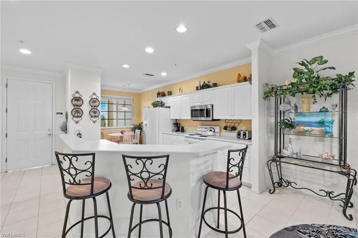 Light and bright kitchen (Refridge has been replaced with a new stainless side by side)