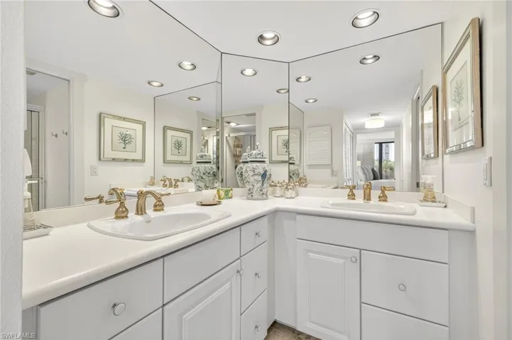 Ensuite bathroom with double vanity