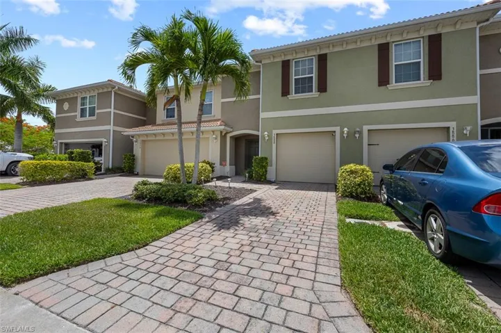 View of front of home featuring a one car garage