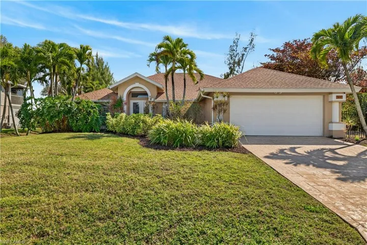 Ranch-style home with driveway, roof with shingles, an attached garage, and stucco siding