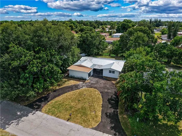 Huge circle driveway with tons of parking