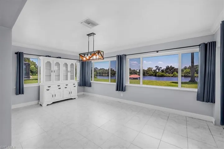 Bonus room or dining area