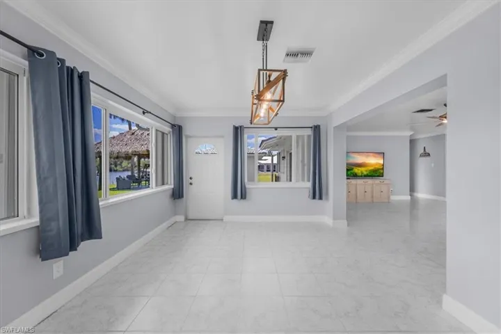 Bonus room or dining area