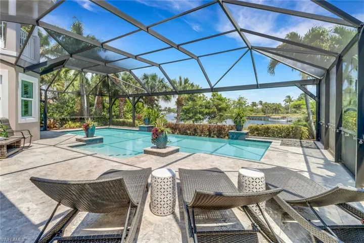 Lounge, relax poolside.