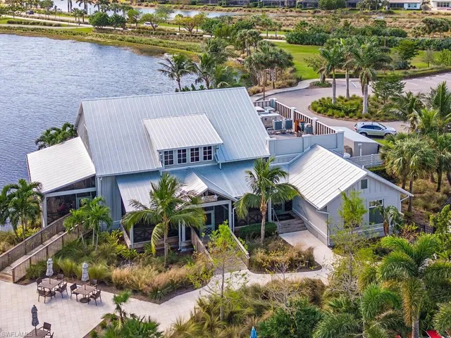 The Overlook Bar & Grill restaurant is adjacent to the pool - Enjoy outdoor dining poolside.