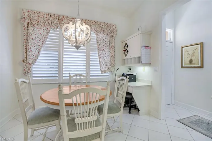 Breakfast/Dining Area