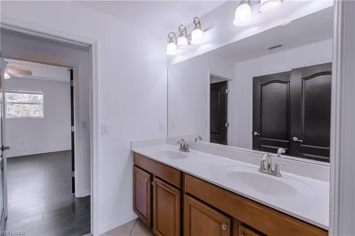 Upstairs 3rd Full Bath