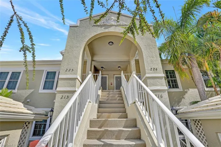 5899  Chanteclair  DR, Naples, FL 34108