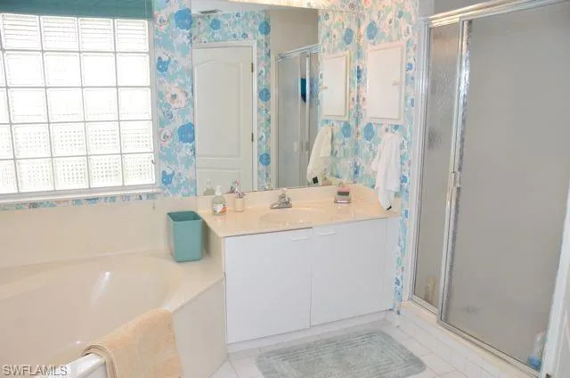 7040  Pelican Bay  BLVD, Naples, FL 34108
