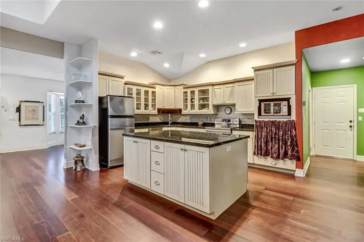 911  9th St Sw  , Naples, FL 34117