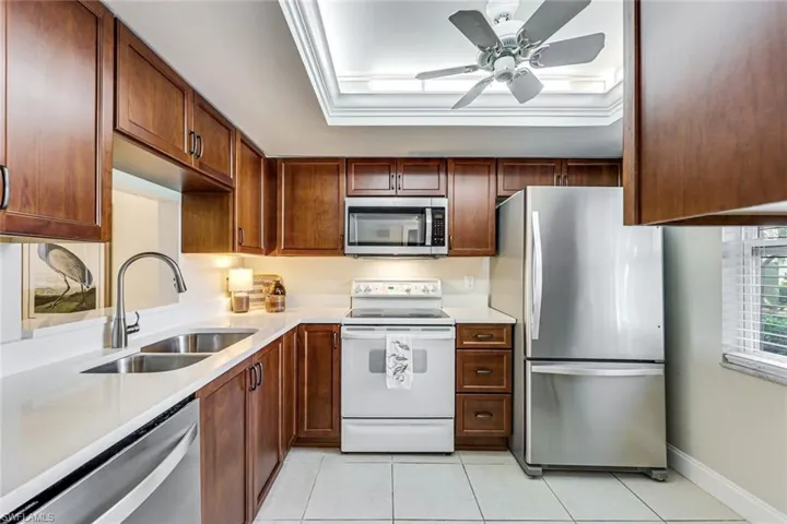 Tray ceiling with crowm moldings in the kitchen.