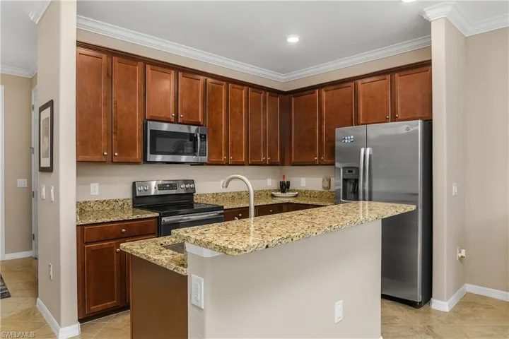 Kitchen with breakfast bar