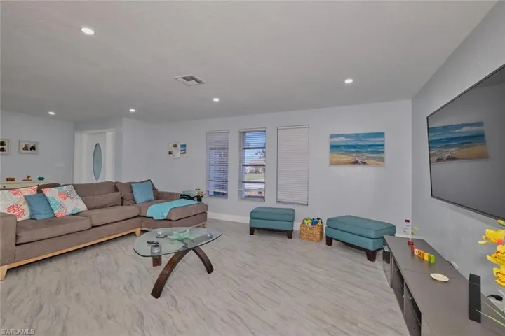 233 SE 10th  TER, Cape Coral, FL 33990