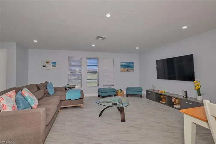233 SE 10th  TER, Cape Coral, FL 33990