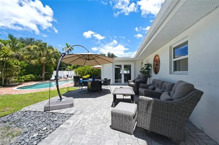 1274 Pine Ct, Naples, Florida 34102