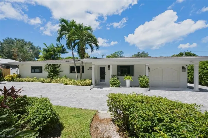 1274 Pine Ct, Naples, Florida 34102