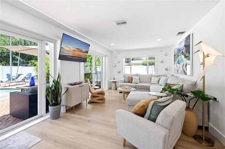 1274 Pine Ct, Naples, Florida 34102