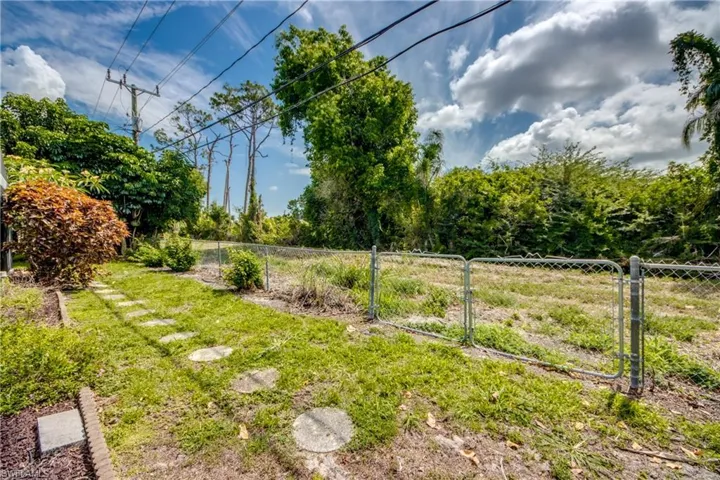 8524  Dartmouth  ST, Fort Myers, FL 33907