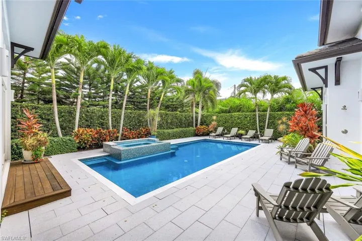 425 Harbour Dr, Naples, Florida 34103
