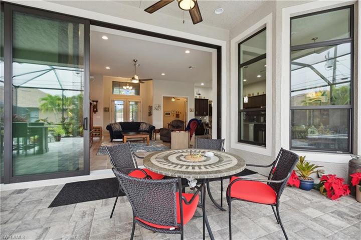 Dining on the lanai!