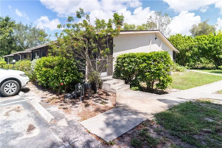 5220  Treetops  DR, Naples, FL 34113
