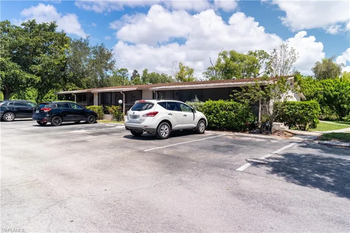 5220  Treetops  DR, Naples, FL 34113