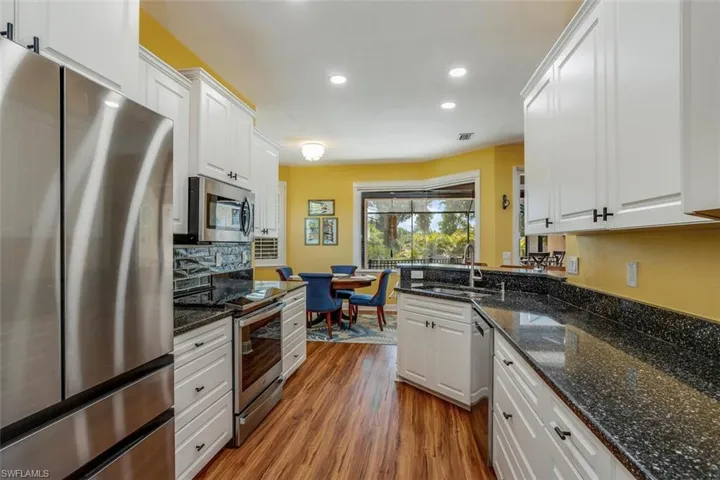 Kitchen w/ breakfast bar & dining space