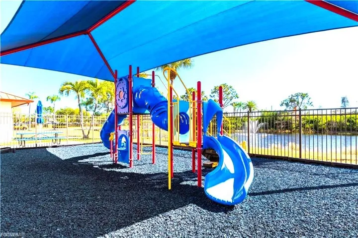 PLAYGROUND AREA TO THE KIDS OR GRANDS