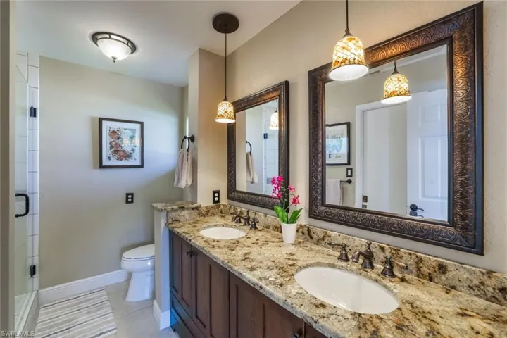 Primary bath w/ double sinks & Pendant lights