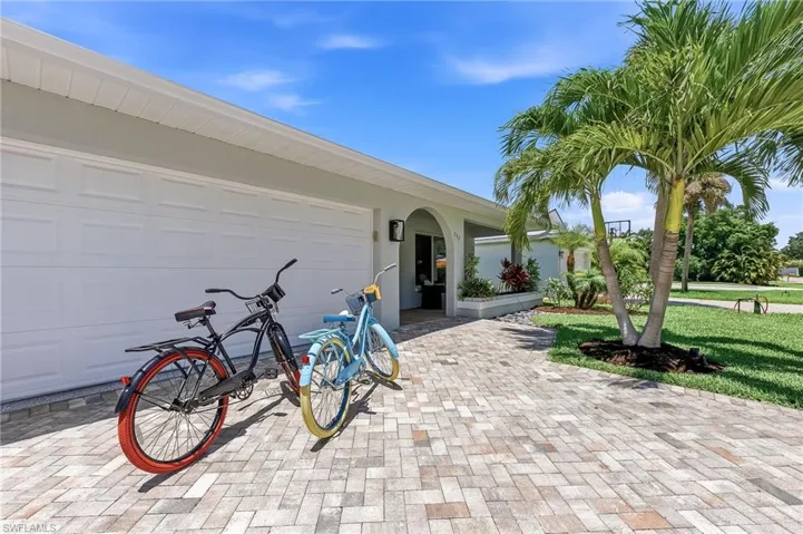 737 91st Ave N, Naples, Florida 34108