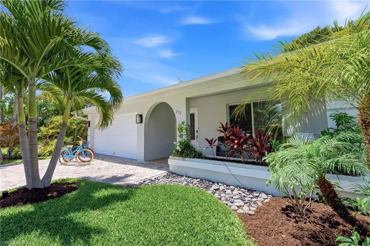 737 91st Ave N, Naples, Florida 34108