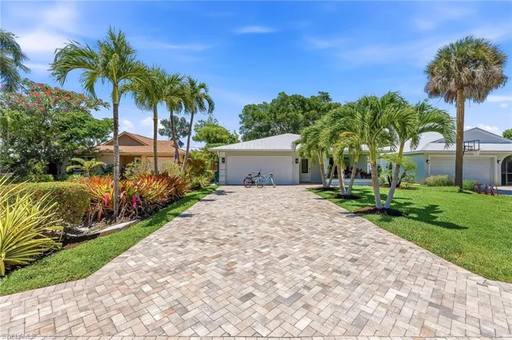 737 91st Ave N, Naples, Florida 34108