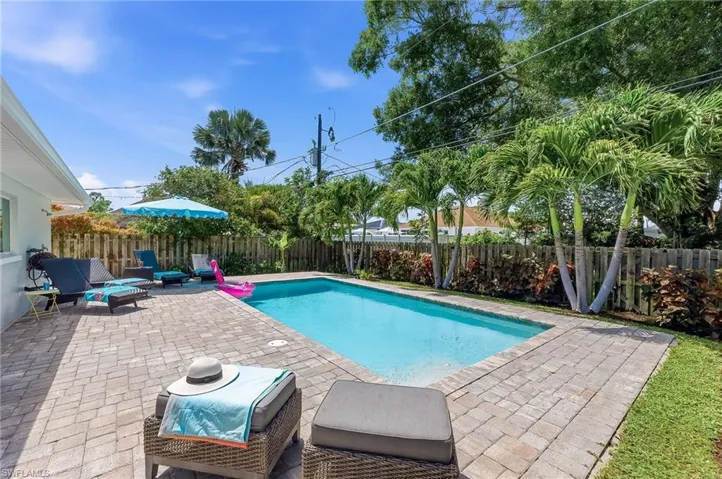 737 91st Ave N, Naples, Florida 34108