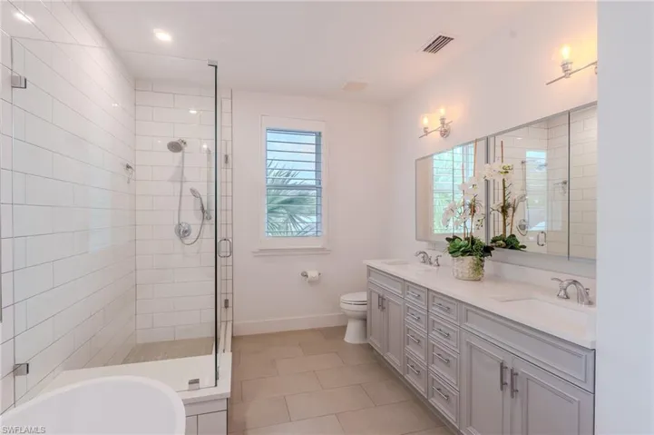 Primary bath is equally delicious ...