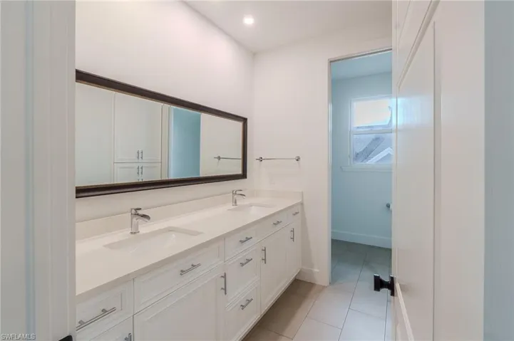 Family bathroom - love the bath / tub divide !!!