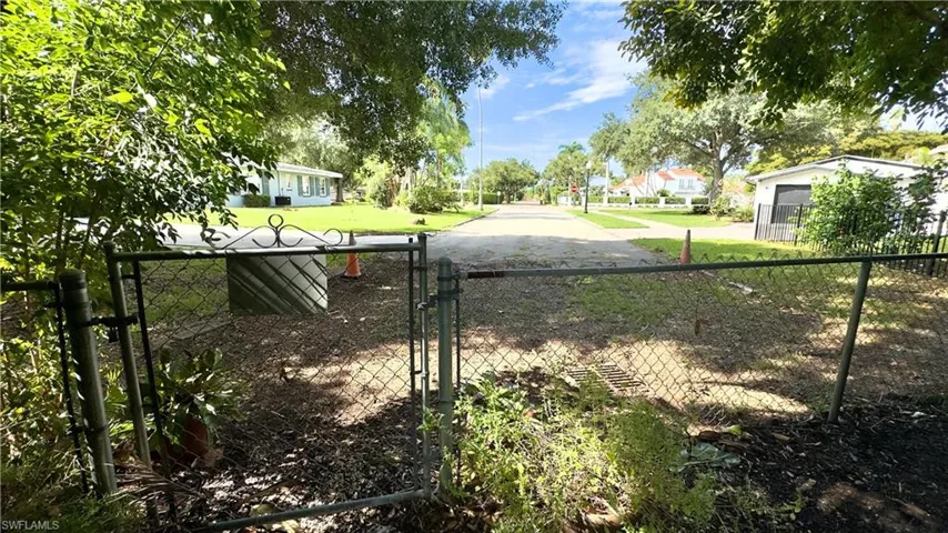 Rear gate with separate entrance to the street behind the property